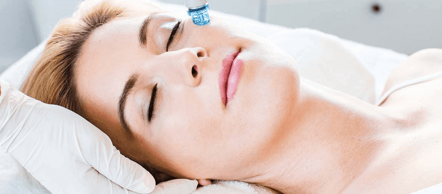 Frau mit Hydrafacial Gerät